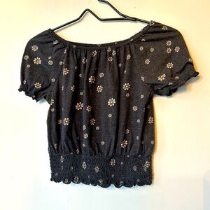 Old Navy girls flowered short sleeve top with ruched waist.  Like new si…​